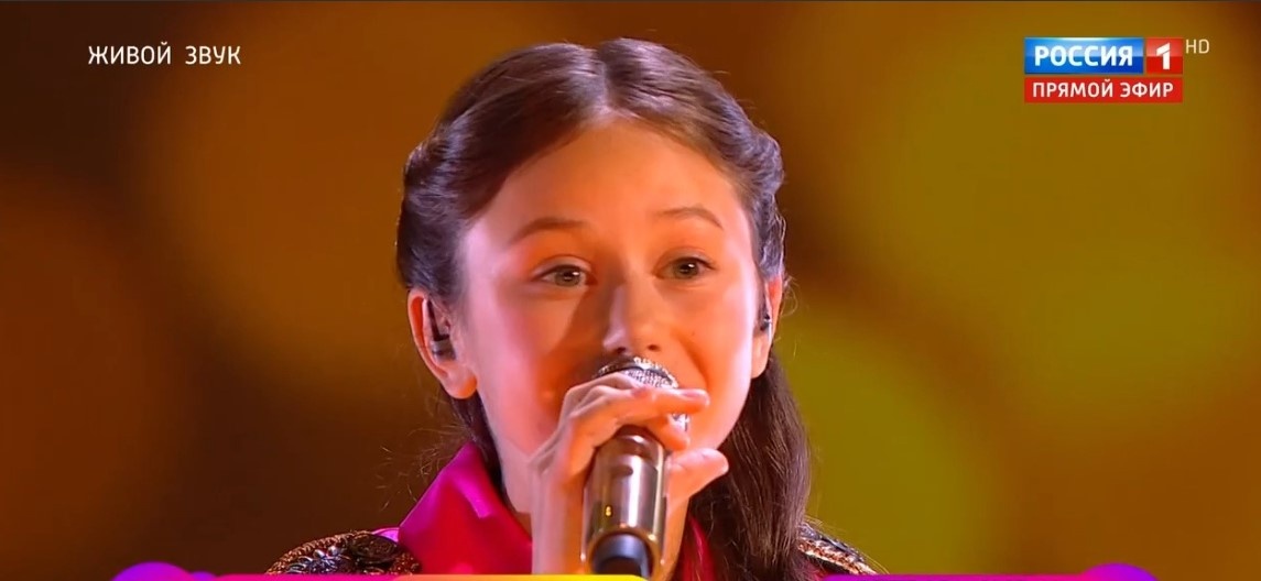    Девочка исполнила песню \