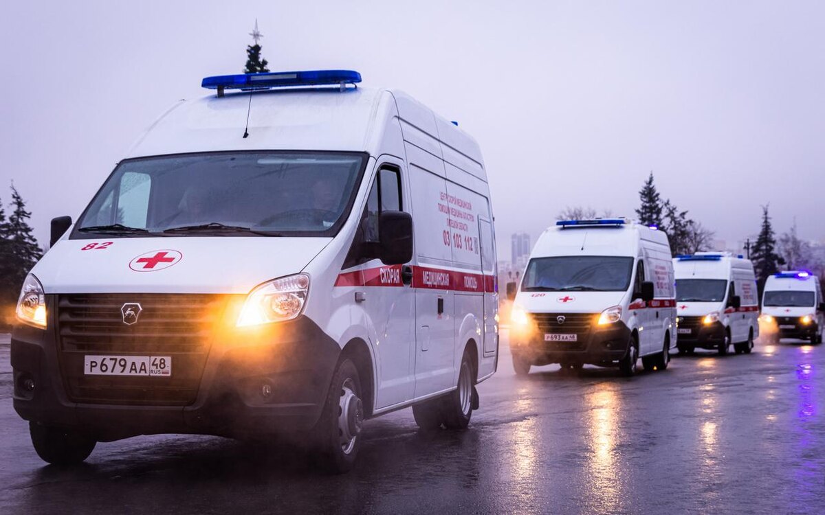    Липецкий губернатор вручил медикам ключи от новых автомобилей скорой помощи правительства Липецкой области