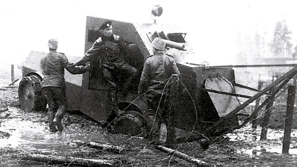 Бронемашина на испытаттельном полигоне