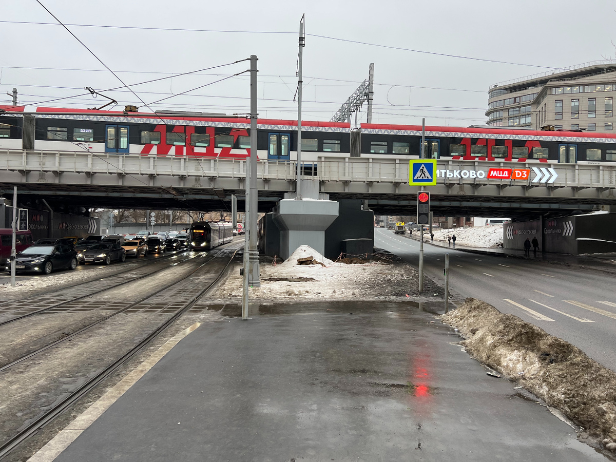 Тоже со стороны Сокольников. Но от остановки трамваев, 2024. Фото моё.