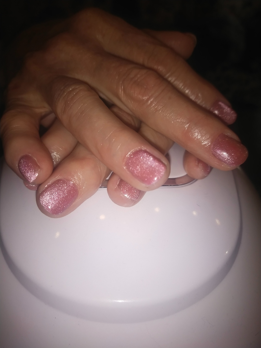 Делала ногти маме