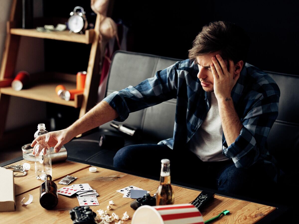    Мужчина с похмелья© Depositphotos.com / AndrewLozovyi