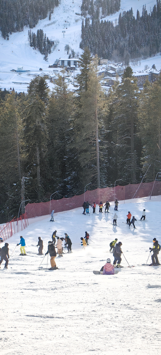 Такое количество людей после обеда на синей трассе Персеида на Южном склоне, и такое состояние трассы, как видно они довольно побитые