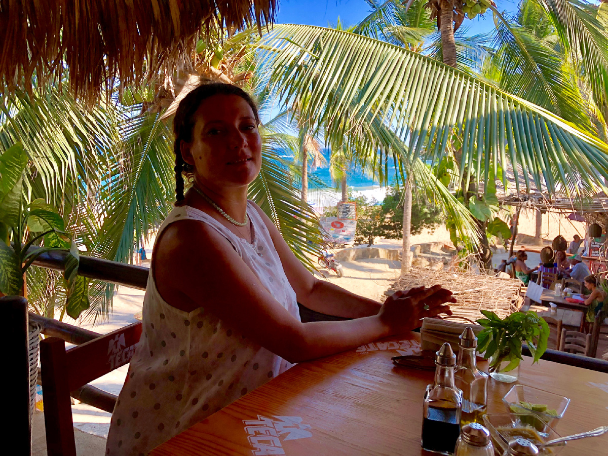 Сижу в кафе на побережье Мексики, Атлантический океан, г. Mazunte