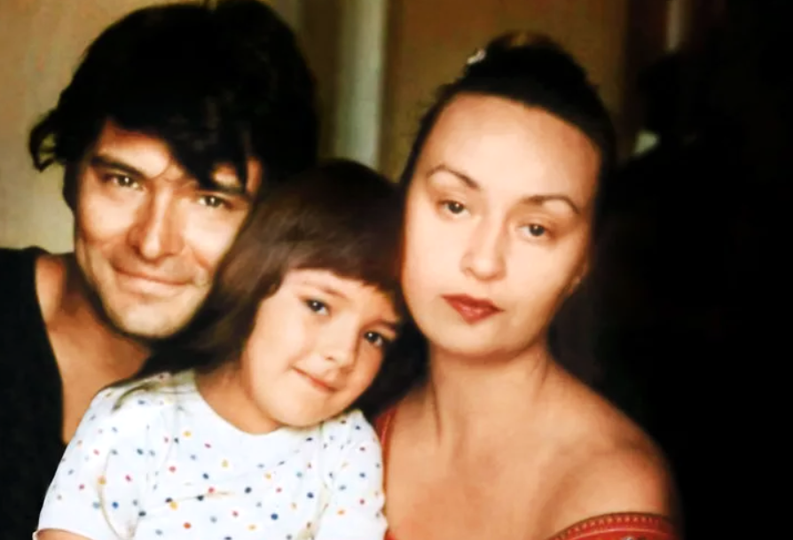 на фото Ольга Павловец в детстве с родителями