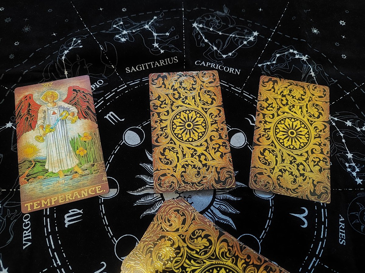 Прогноз на 2025 Год на Таро. Фото автора.