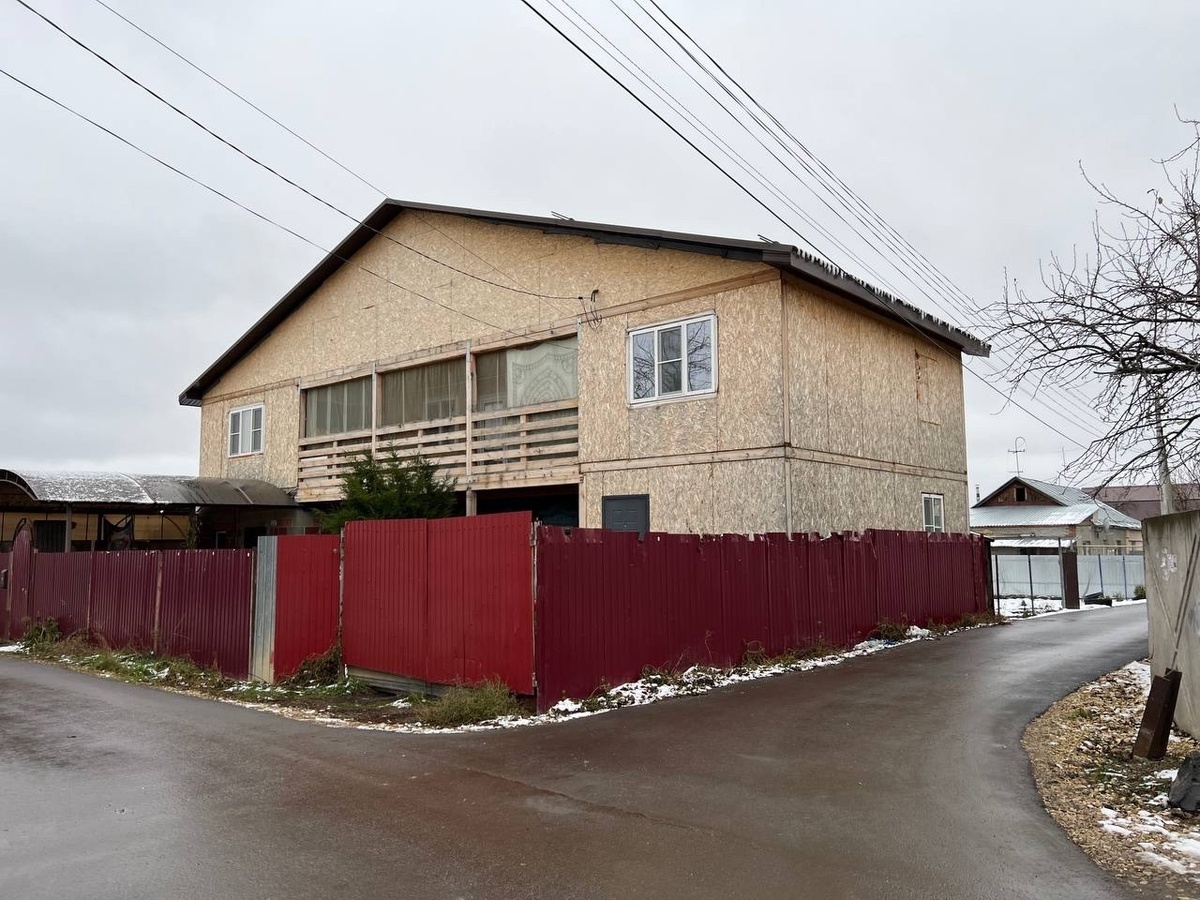 Дом был построен по всей ширине земельного участка