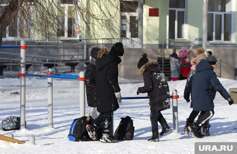 Подростки устроили битву на территории гимназии
Фото: Екатерина Сычкова © URA.RU