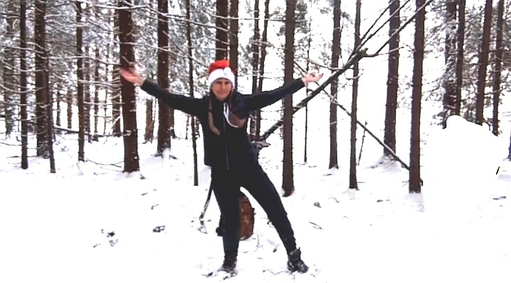 Мне и одной весело в лесу🤶
