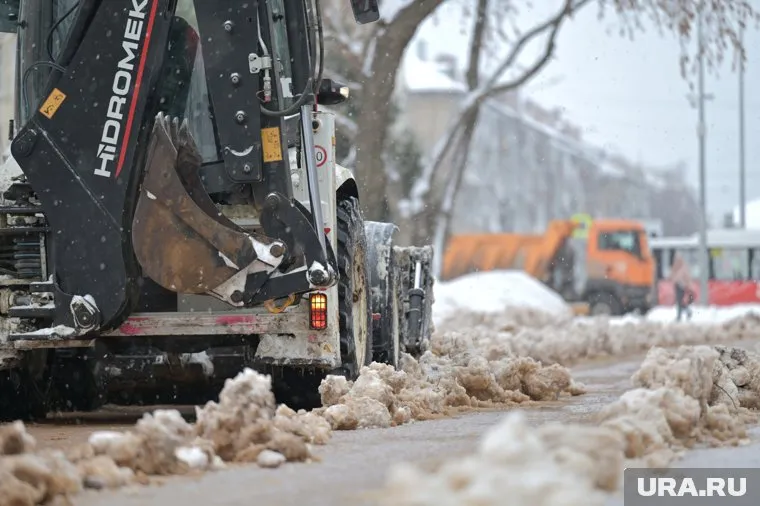 Подрядчиков начнут штрафовать за некачественную уборку улиц
Фото: Руслан Яроцкий © URA.RU