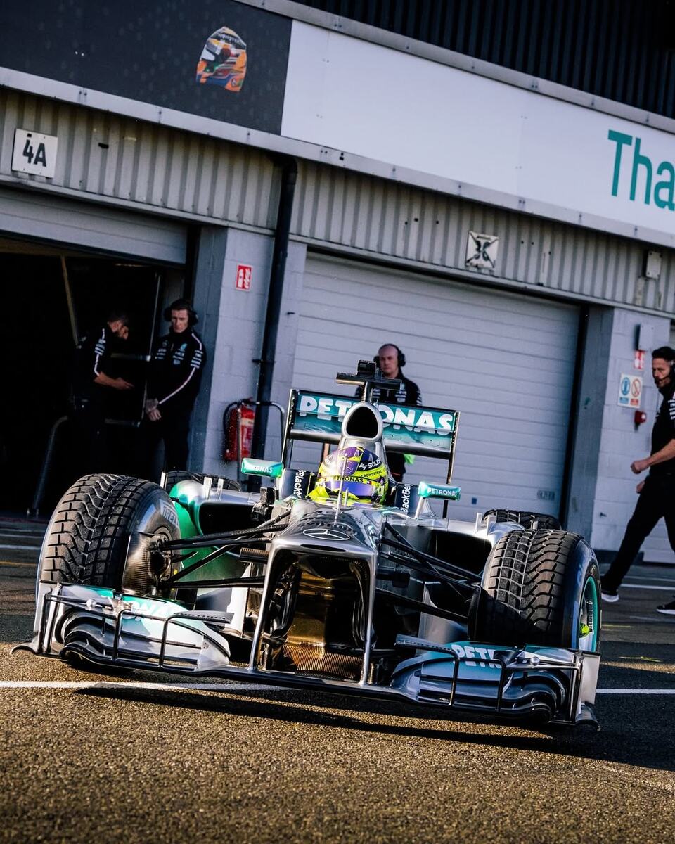    Льюис Хэмилтон за рулём своих исторических машинФото: Соцсети