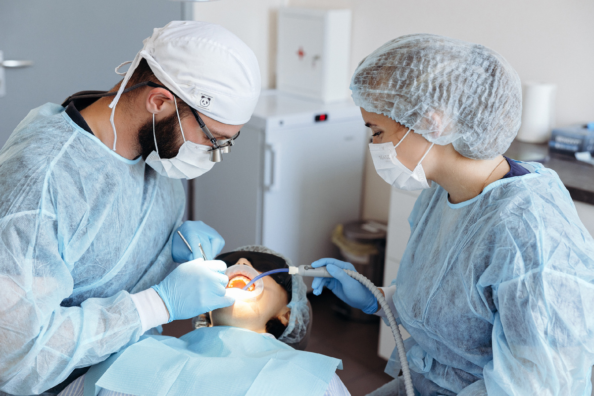 Роберт Симонович Оганесян, стоматолога-хирург-имплантолог стоматологической клиники «Династия Н» проводит одномоментную имплантацию.