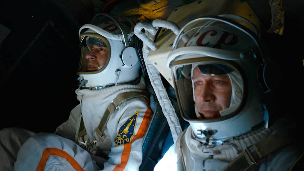 В галерее – кадры из современного российского фильма «Время первых»