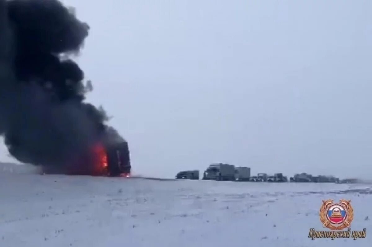    В Красноярском крае из-за ДТП два грузовика перекрыли трассу и загорелись