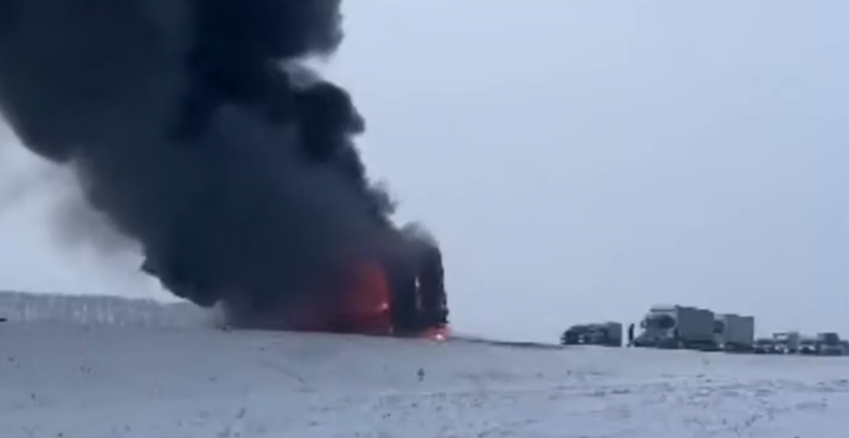     На трассе в Рыбинском районе две горящие фуры полностью перекрыли движение