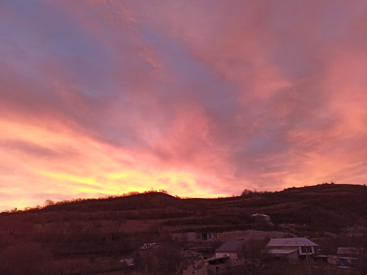 Фото автора: вот-вот выйдет солнце, рассвет в горах (Дагестан, январь 2024)