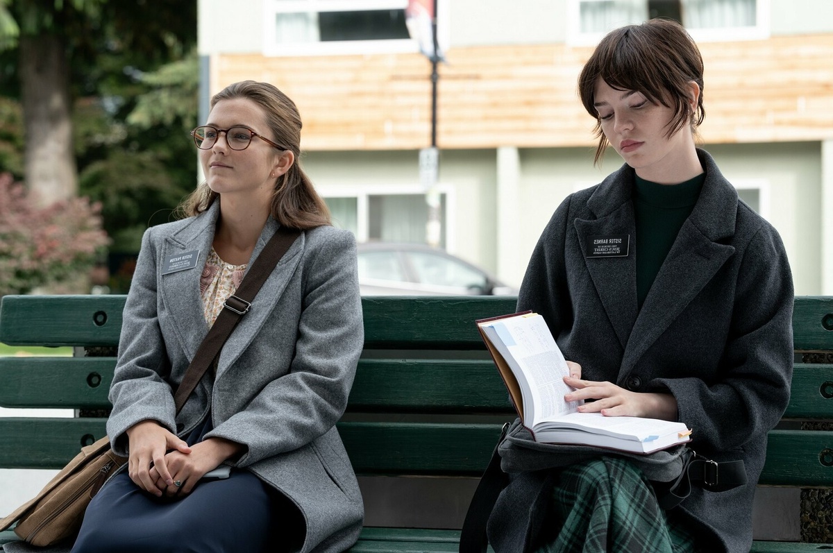 Софи Тэтчер и Хлои Ист. Кадр из фильма "Еретик"