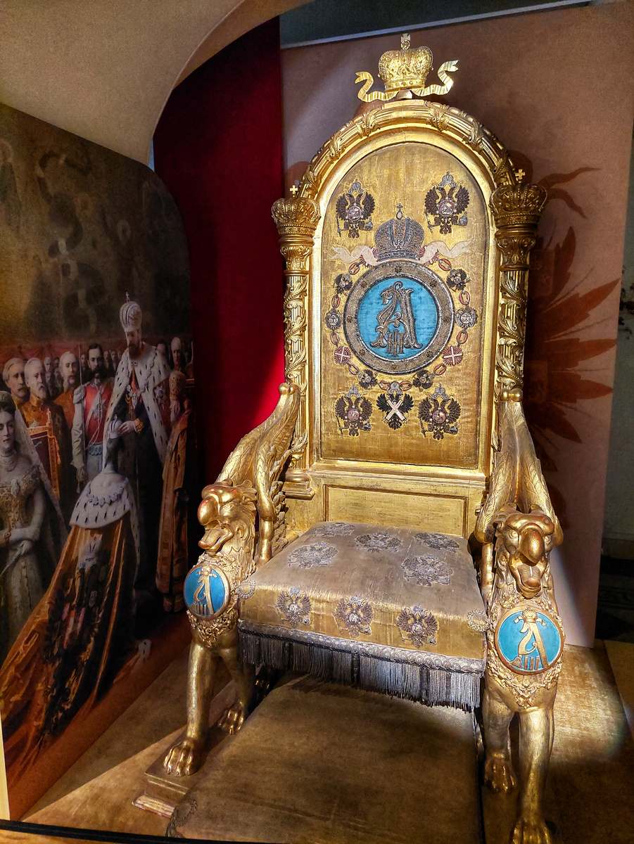 Это тронное кресло императора Александра III