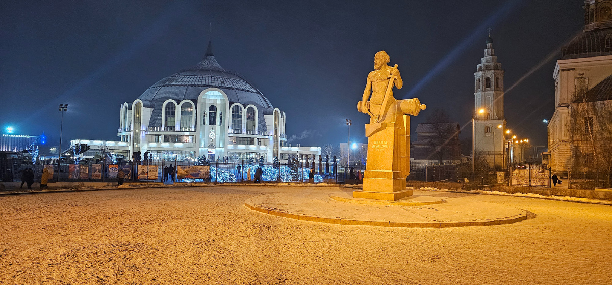 Памятник знаменитому тульскому оружейнику Никите Демидову на площади перед Музеем оружия. Тула. Январь 2025