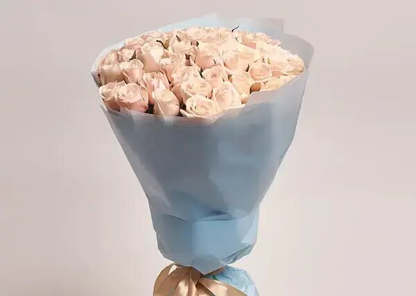   Букет из 51 кремовой розы в голубой пленке от AzaliaNow Мария Казённова