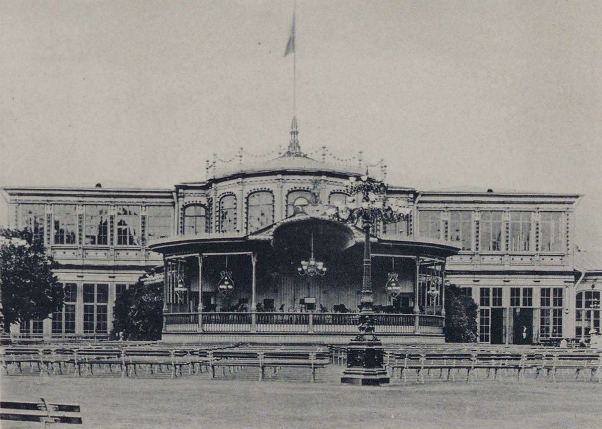 Музыкальная эстрада на Павловском вокзале. Фотография из книги "Павловск. Альбом фототипных видов". 1896 год
Российская государственная библиотека. Источник: arzamas.academy