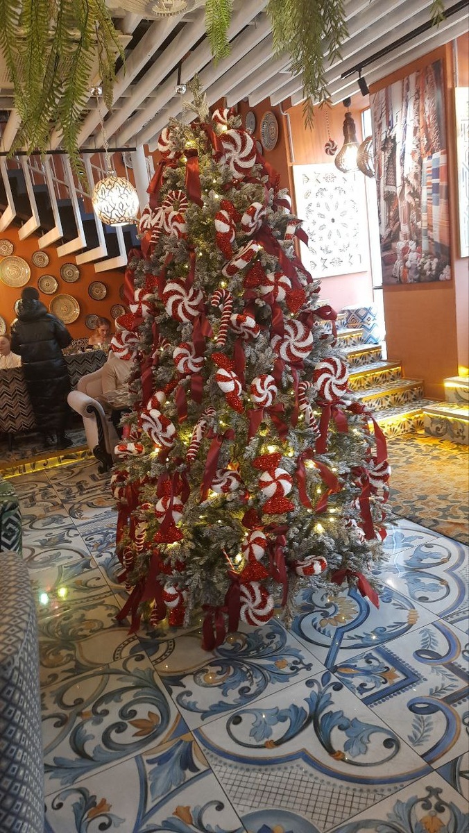 Вот то самое фото ёлки из ресторана, которое помогло концентрироваться на хорошем