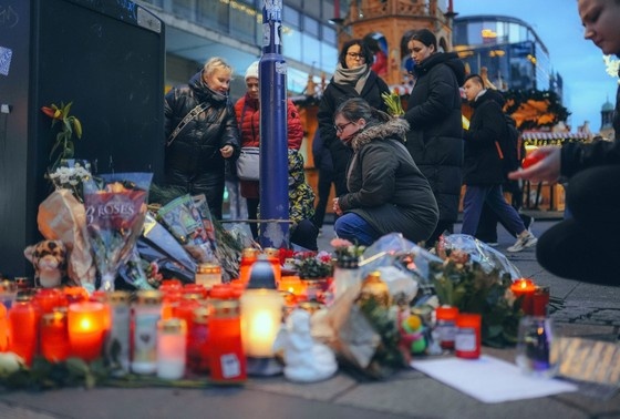    Цветы и свечи, где произошло нападение на рождественскую ярмарку в Магдебурге