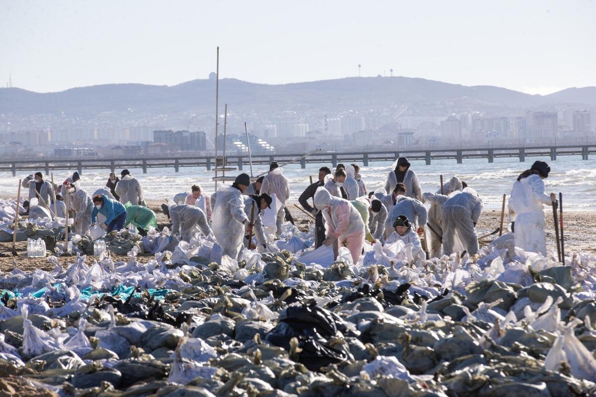 Не хватает техники для вывоза мешков с мазутом.