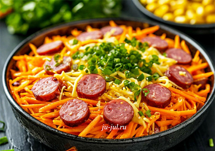 Салат с копчёной колбасой, морковью по-корейски и кукурузой