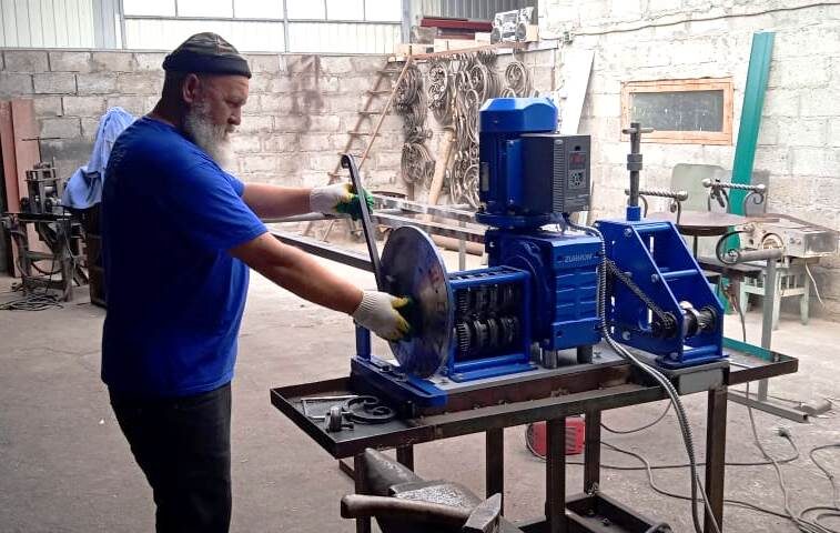 Мастер холодной ковки работает на станке "Зуброн Бизнес" на Ставрополье