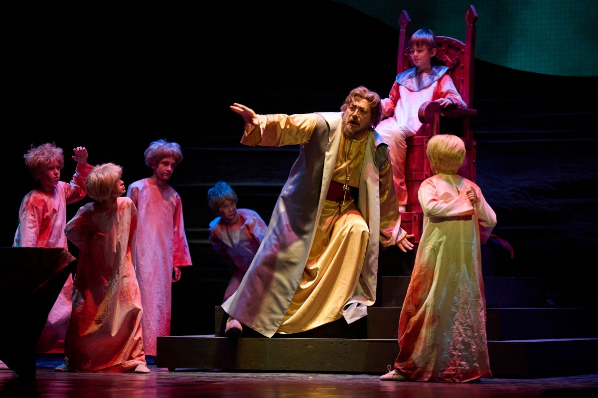 Источник фото: Евгений Мезенцев, Влад Леонгард, УГК им. Мусоргского, ГАСОПубликуем статью из газеты «Единая Россия». Опорный край»
Эксклюзивный материал государственного архива для партийного издания.

В самом сердце Екатеринбурга, на перекрестке исторических улиц Ленина и 8 Марта, возвышается здание Уральской государствен­ной консерватории имени Моде­ста Мусоргского.

Этот архитектурный шедевр, неког­да служивший резиденцией Ураль­ского горного управления, сегодня является символом высочайшего уровня музыкального образования на Урале и одним из ведущих музы­кальных вузов России.

Источник фото: Евгений Мезенцев, Влад Леонгард, УГК им. Мусоргского, ГАСО