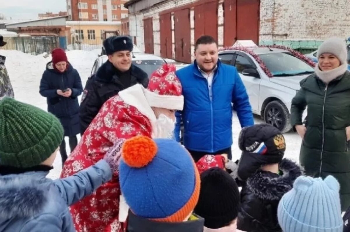    Полицейский Дед Мороз приехал в гости к детям-сиротам в Томске
