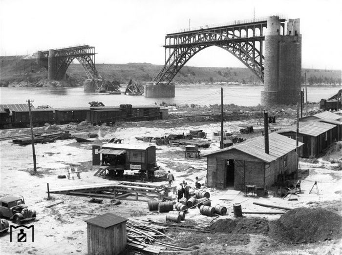 Железнодорожный мост через Днепр в районе Запорожья, взорванный Красной армией при отступлении, 1941 год