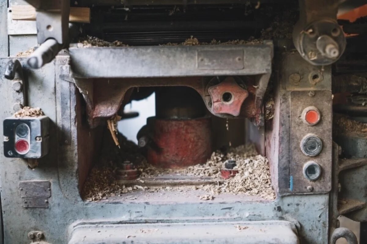    Слесарю оторвало руку на мебельном производстве на юге-востоке Петербурга