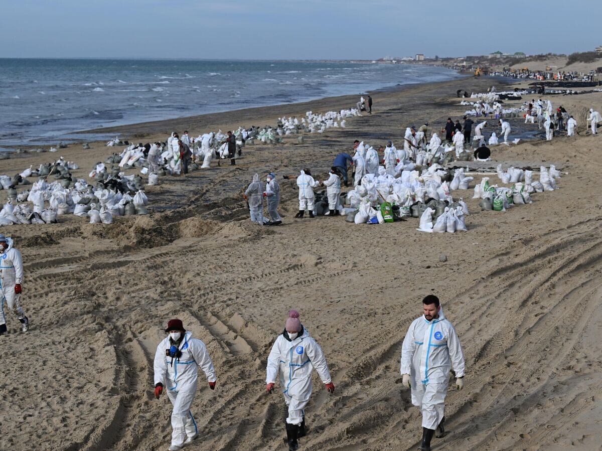    Волонтеры собирают мазут на берегу Анапы© РИА Новости / Алексей Майшев