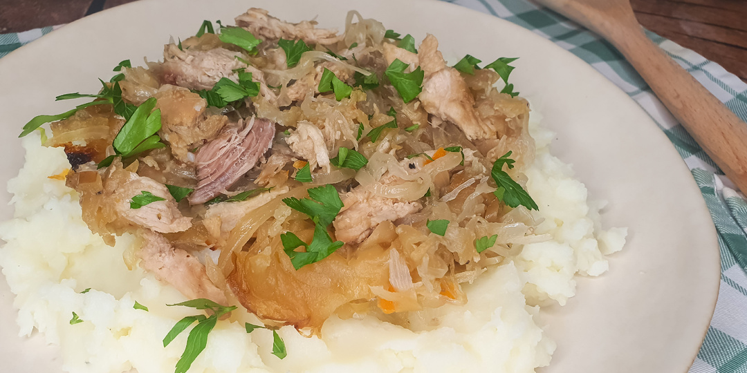 Тушёная свинина с яблоками и квашеной капустой. Простой и вкусный ужин для семьи или для компании друзей