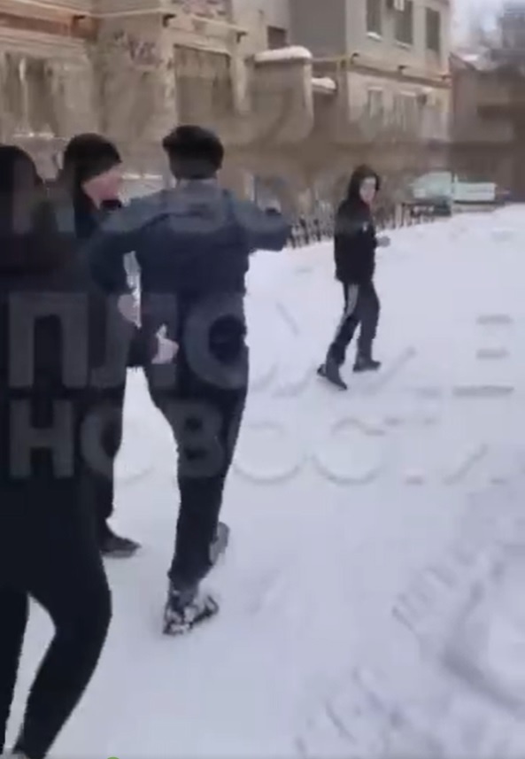 Бежит с ножом за ребенком