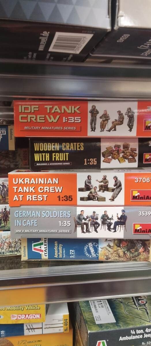 Игрушки в магазине: украинские танки, немецкие солдаты. Мюнхен