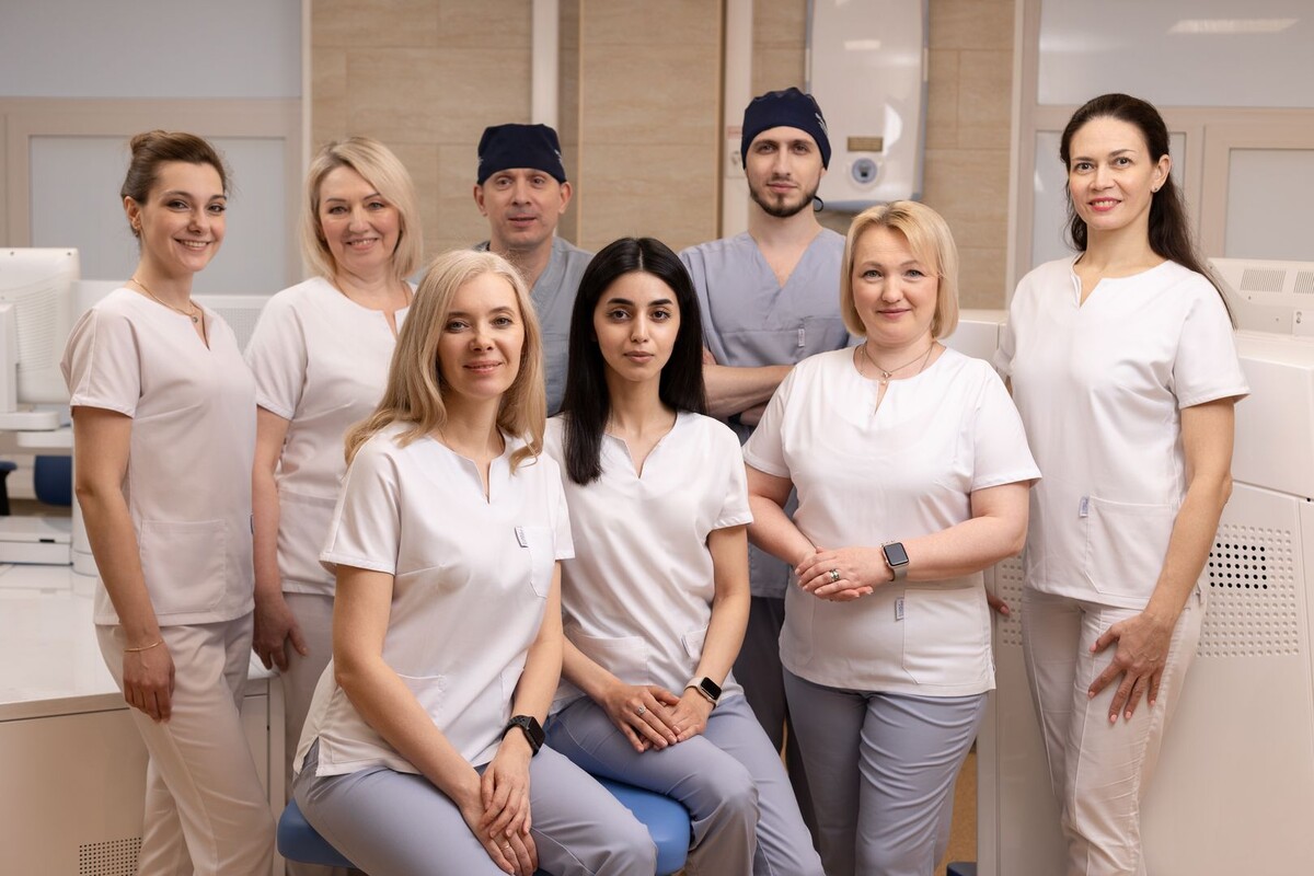 Слева направо: Варвара Николаева (инженер по обслуживанию медицинского оборудования), Екатерина Валова (операционная медицинская сестра), Алексей Карауловский (врач анестезиолог-реаниматолог), Ольга Табунина (детский офтальмолог, офтальмохирург, электрофизиолог), Эльмира Мамедова (офтальмолог, офтальмохирург), Давид Арутюнян (офтальмолог, лазерный хирург, офтальмохирург), Елена Карауловская (главный врач, к.м.н., ведущий офтальмохирург, витреоретинальный хирург, лазерный хирург, рефракционный хирург), Аделина Лихачева (офтальмохирург, лазерный хирург, рефракционный хирург, специалист по лечению глаукомы)