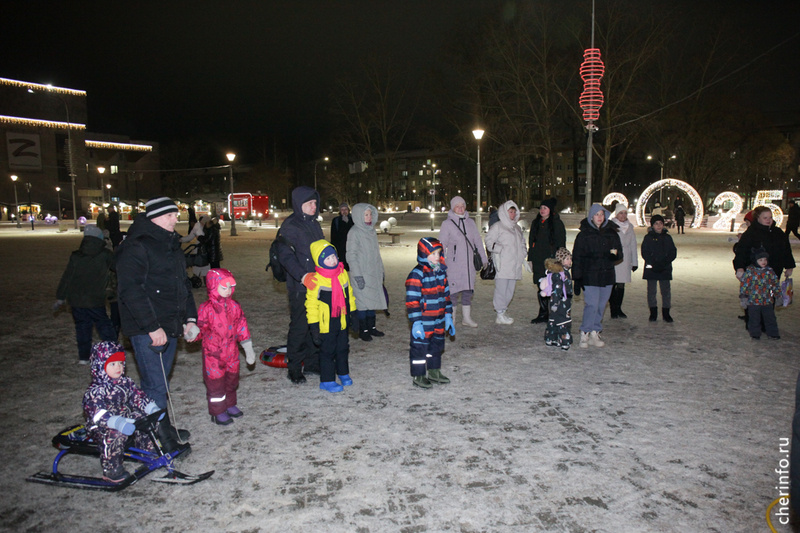    Сегодня в 16:30 ТОС "Химик - Яркий мир" приглашает детей к школе № 31. В 17 часов праздник пройдет в Макаринской роще на улице Суворова