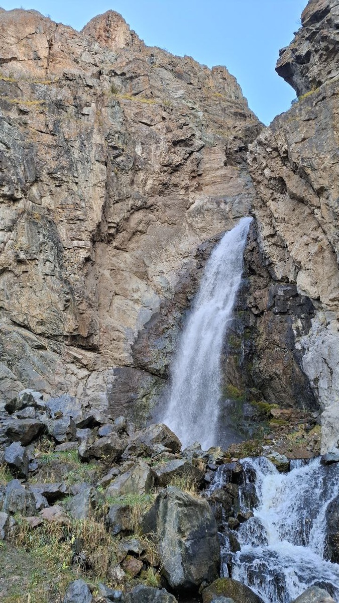 Водопад состоит из двух каскадов