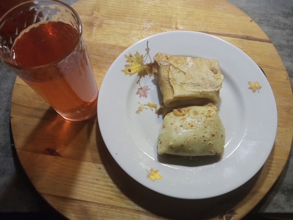 Блинчики с мясом и компот.