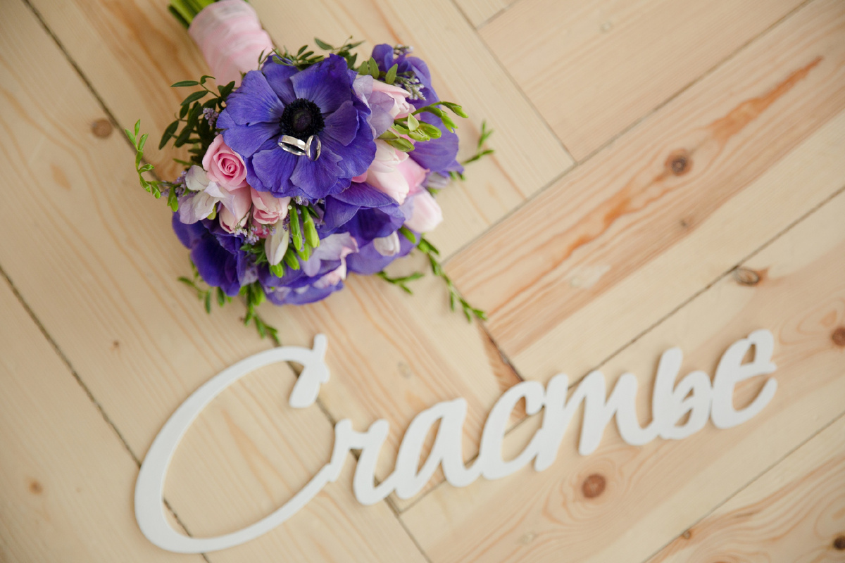 букет с синими анемонами