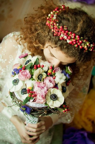 необычный букет с белыми анемонами и пионами