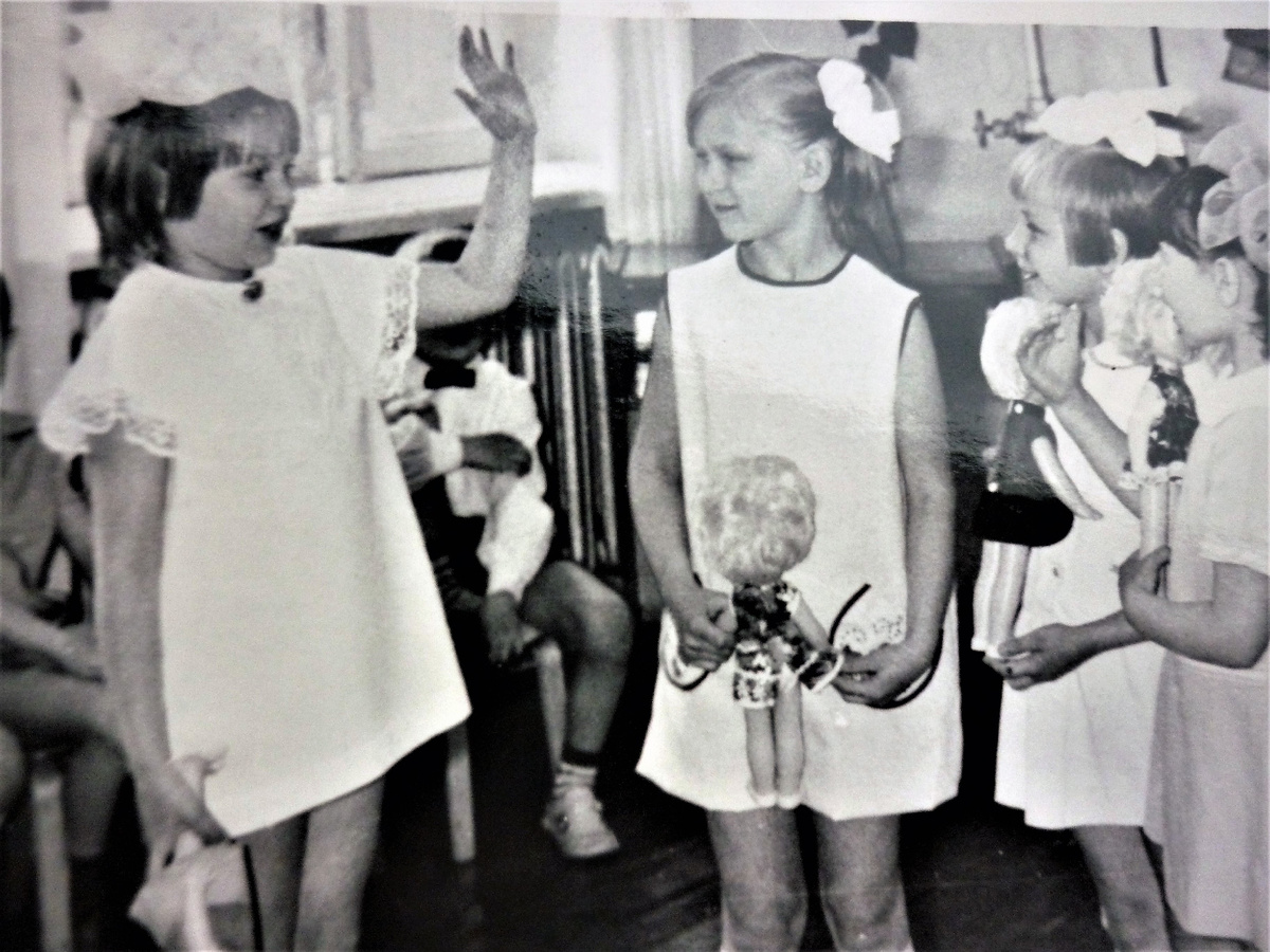 Мне шесть лет (я - слева, если кто-то не узнал). Платье с пелериной сшила бабушка.