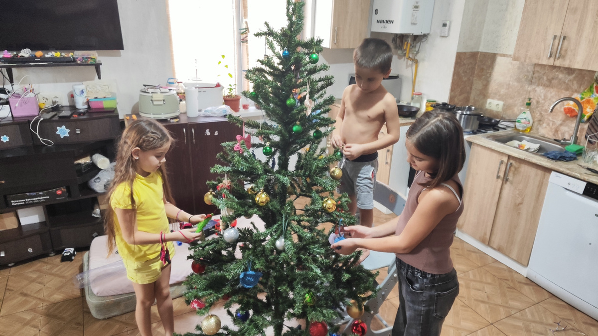 В выходные нарядили ёлку. Есть видео, там такие игрушки необычные