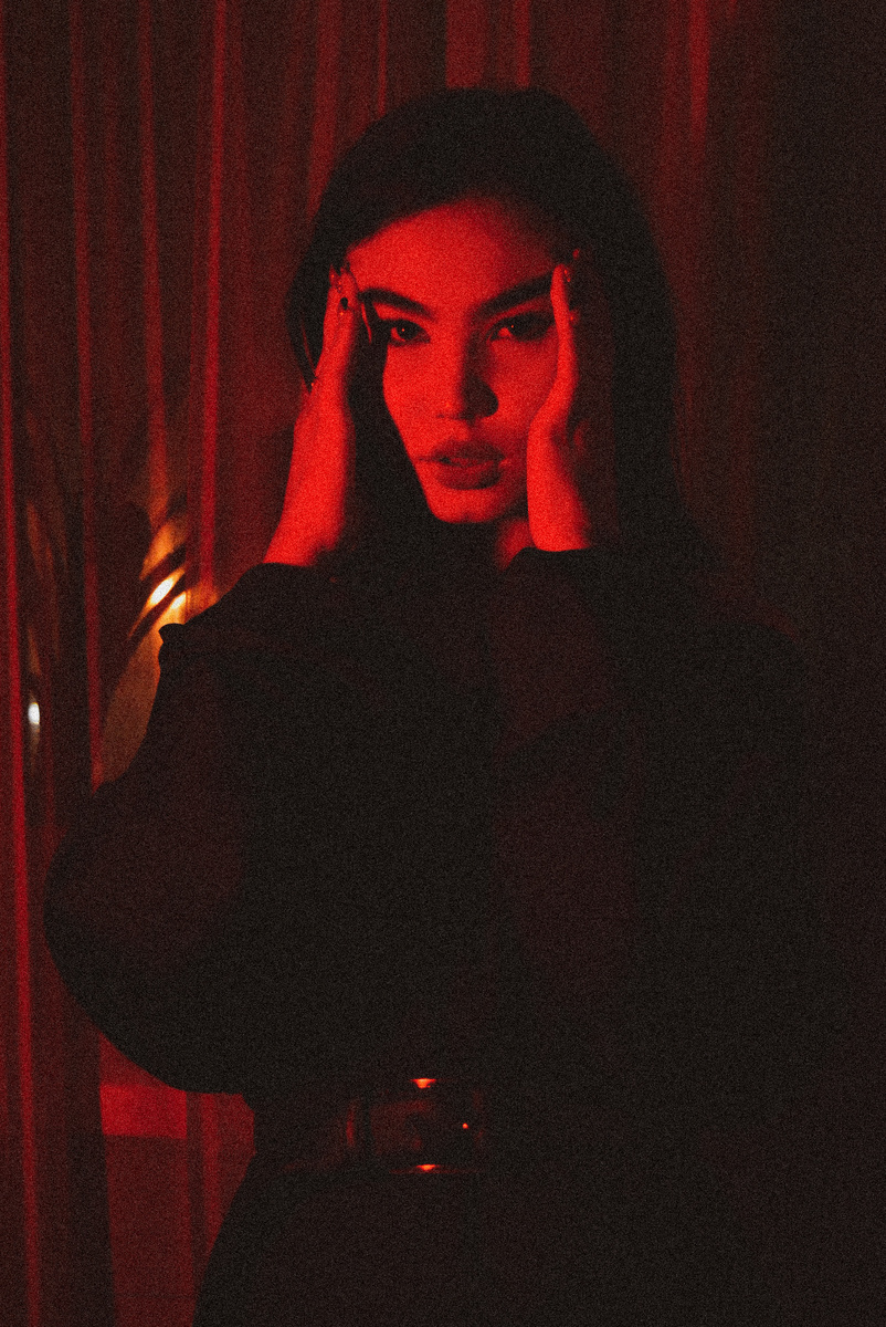 Фотография сделана на фоне тюли.