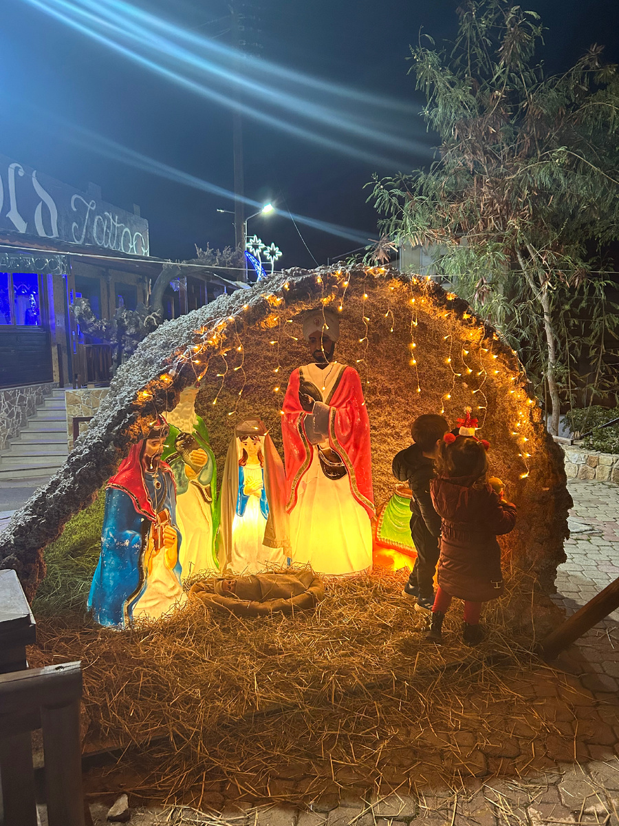 Раек в деревне старый Херсониссос. Вечером с огнями праздничнее (фото автора)