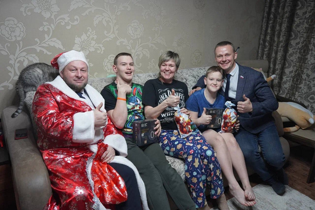    Глава администрации Кирова поздравил детей с Новым годом