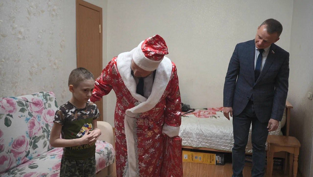    Глава администрации Кирова поздравил детей с Новым годом